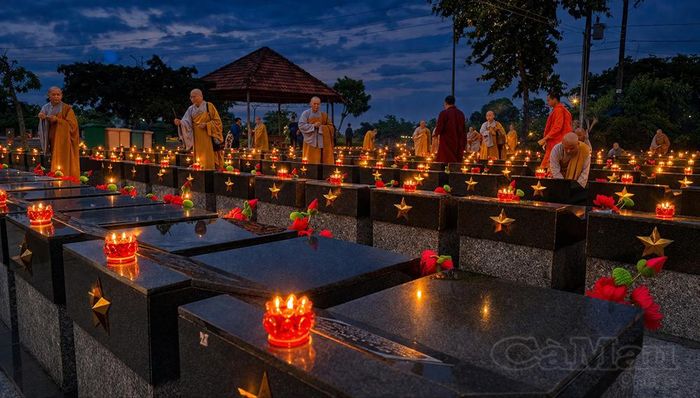 Chư tăng ni thắp hương phần mộ liệt sĩ.