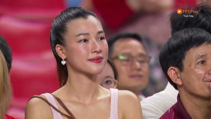 Hoàng Oanh xuất hiện trong trận đấu Lê Giang Patrik bắt chính. Ảnh chụp màn hình