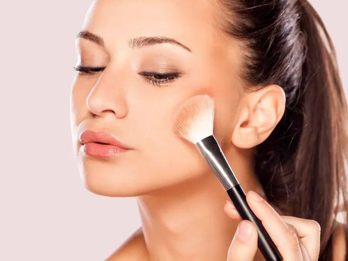 Dùng quá nhiều phấn phủ sẽ khiến da trở nên khô và thiếu sức sống