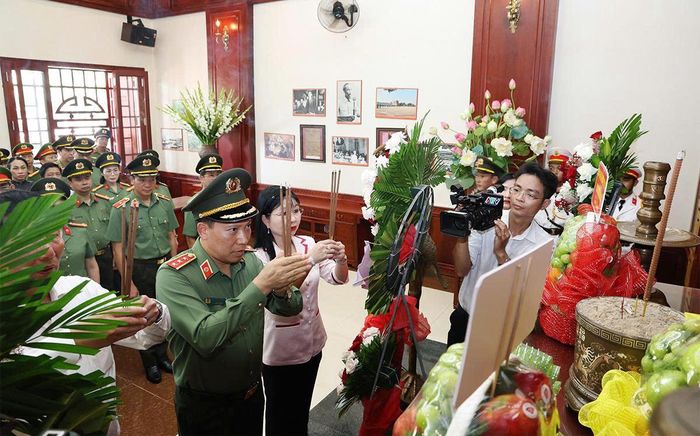 Thượng tướng Lê Văn Tuyến, Thứ trưởng Bộ Công an cùng các đại biểu dâng hoa, dâng hương tưởng niệm các anh hùng, liệt sĩ tại Tượng đài bảo vệ An ninh Tổ quốc.