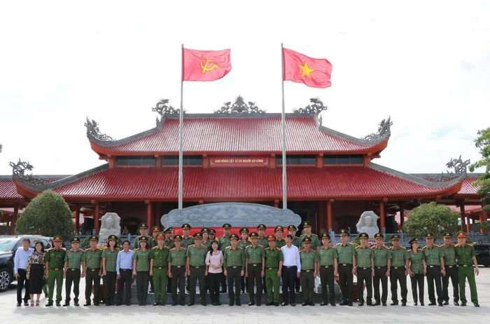 Thứ trưởng Lê Văn Tuyến cùng lãnh đạo tỉnh An Giang đã đến dâng hoa, dâng hương, chụp ảnh lưu niệm tại Đền thờ Anh hùng dân tộc Nguyễn Trung Trực và Đền tưởng niệm Anh hùng liệt sĩ, người có công tỉnh An Giang.