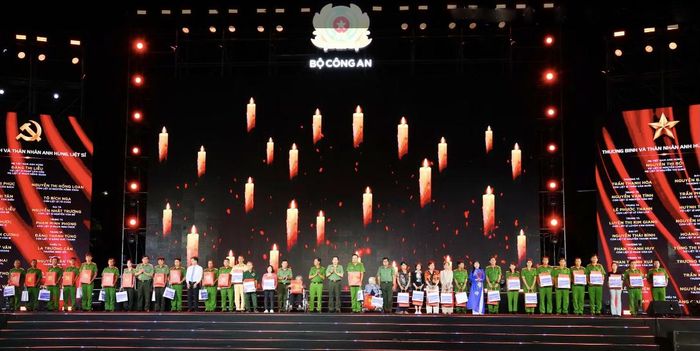 Thứ trưởng Lê Văn Tuyến cùng cùng lãnh đạo tỉnh An Giang trao tặng quà cho thương binh và đại diện gia đình liệt sĩ CAND tại vùng đất Tây Nam Bộ.