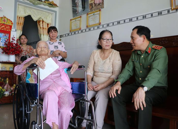 Thượng tướng Lê Văn Tuyến, Thứ trưởng Bộ Công an cùng lãnh đạo tỉnh An Giang đến thăm, trao quà tri ân cho các Mẹ Việt Nam Anh hùng.