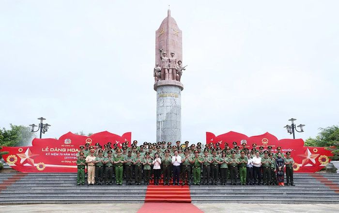 Thượng tướng Lê Văn Tuyến, Thứ trưởng Bộ Công an cùng các đại biểu trồng cây và chụp hình lưu niệm.