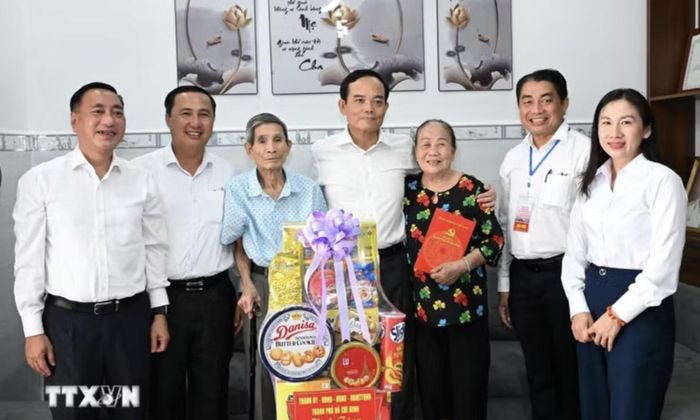 Ủy viên Bộ Chính trị, Bí thư Thành ủy TP.HCM Trần Lưu Quang thăm, tặng quà gia đình ông Nguyễn Xuân Viên, cựu tù chính trị bị địch bắt và tù đày tại Côn Đảo - Ảnh: TTXVN