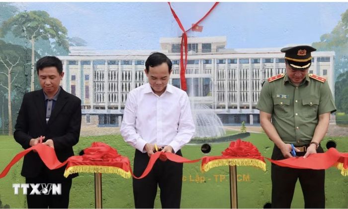 Bí thư Thành ủy TP.HCM - Trần Lưu Quang, Trung tướng Mai Hoàng, Giám đốc CATP cùng đại biểu cắt băng khánh thành Công trình bích họa “Việt Nam tươi đẹp” thứ 22 với chủ đề “Việt Nam hợp nhất - Bản hùng ca 34 tỉnh, thành” tại Đặc khu Côn Đảo - Ảnh: Huỳnh Sơn/TTXVN