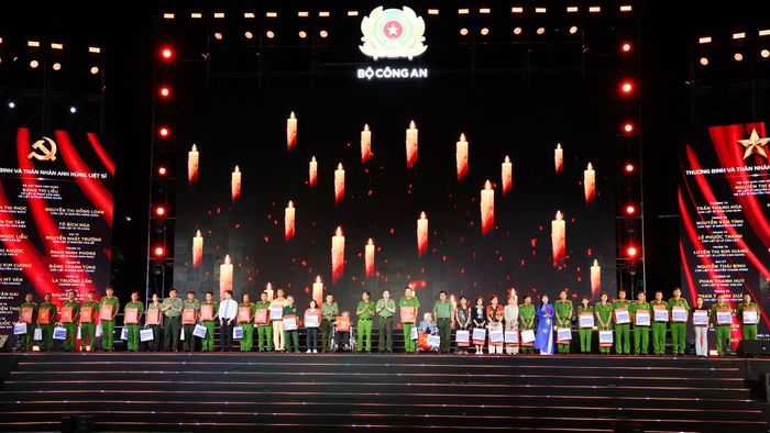 Thứ trưởng Lê Văn Tuyến cùng cùng lãnh đạo tỉnh An Giang trao tặng quà cho thương binh và đại diện gia đình liệt sĩ CAND