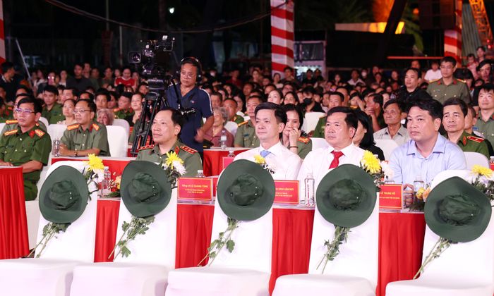 Các đại biểu tham dự chương trình chính luận nghệ thuật “Giữ trọn lời thề”.
