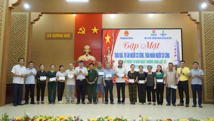 Đại diện Phân Bón Cà Mau phối hợp cùng UBND xã Hương Khê trao quà tri ân người có công; thân nhân người có công