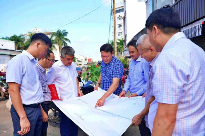  Đoàn công tác khảo sát hiện trạng khu vực triển khai Dự án nâng cấp, mở rộng đường Tôn Đức Thắng.