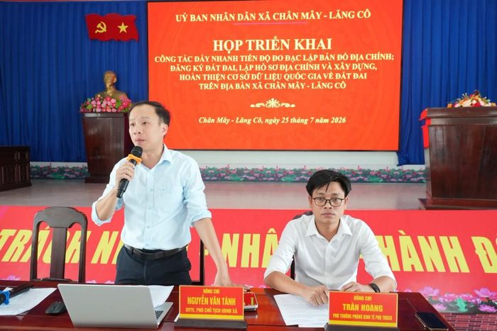 Đồng chí Nguyễn Văn Tánh, Ủy viên Ban Thường vụ Đảng ủy, Phó Chủ tịch UBND xã phát biểu tại cuộc họp...
