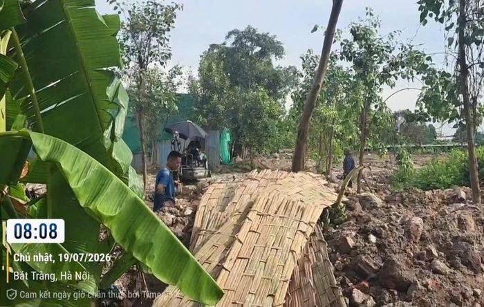  Từ ngày 19/7 đến thời điểm ghi nhận, hoạt động vận chuyển đất và san lấp diễn ra thường xuyên. Chỉ trong thời gian ngắn, nhiều diện tích đất trồng cây đã được san gạt, làm thay đổi đáng kể hiện trạng khu vực. Ảnh PV. 