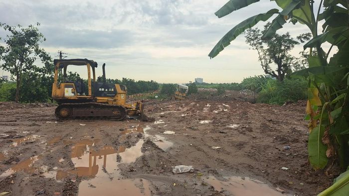  Hiện trường khu vực san lấp, phóng viên, nhiều diện tích đất đã được phủ đất mới; thời điểm chụp ảnh, mưa lớn khiến máy móc tạm thời ngừng thi công. Ảnh PV. 
