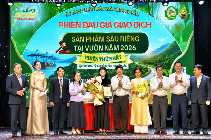  Doanh nghiệp trúng đấu giá ký hợp đồng mua bán với các hộ dân dưới sự chứng kiến của lãnh đạo tỉnh và địa phương.