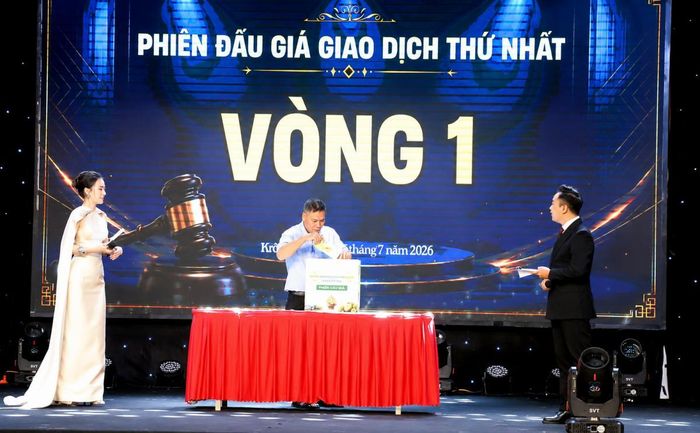  Doanh nghiệp tham gia phiên đấu giá giao dịch sầu riêng tại vườn lần thứ nhất ở xã Krông Pắc.