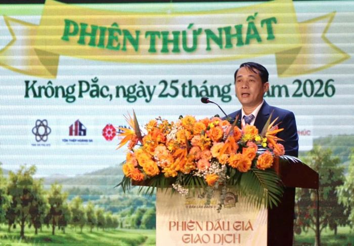  Phó Bí thư Đảng ủy, Chủ tịch UBND xã Krông Pắc Lại Đức Đại phát biểu khai mạc phiên đấu giá. 
