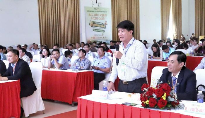 Phó Chủ tịch UBND tỉnh Nguyễn Thiên Văn trao đổi với các đại biểu tại phiên đấu giá giao dịch sầu riêng tại vườn.