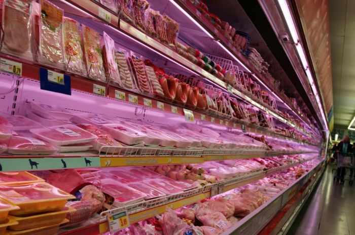Phần lớn chi phí sẽ được chuyển sang giá bán, khiến người tiêu dùng phải chi thêm khoảng 1,1 tỷ USD mỗi năm cho thịt bò và thịt lợn