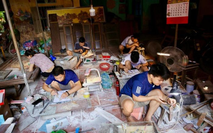 Làng nghề không chỉ tạo công ăn việc mà còn là nơi truyền nghề từ thế hệ này sang thế hệ khác.
