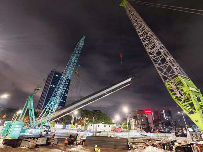 Hôm 24/7 vừa qua, sau nhiều giờ thi công liên tục, MRB cùng Liên danh nhà thầu EPC đã hoàn thành hạ lồng thép đầu tiên của hệ thống tường vây tại ga S3. (Ảnh: MRB)