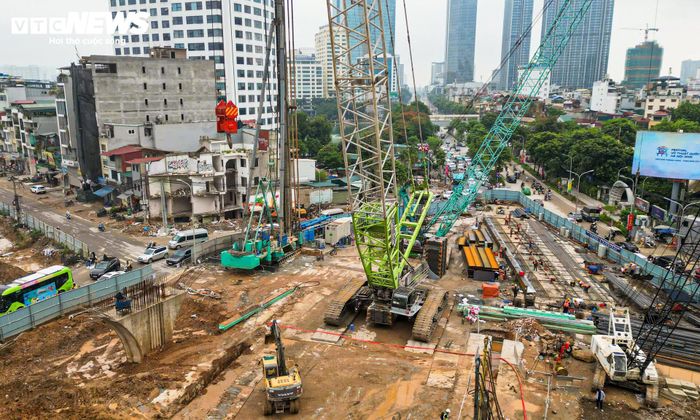 Khi hoàn thành, tuyến metro số 5 được kỳ vọng tăng cường kết nối khu vực trung tâm với cửa ngõ phía tây Thủ đô, đồng thời góp phần giảm áp lực giao thông trên nhiều trục đường hiện hữu. Trong tương lai, khu vực Nguyễn Chí Thanh - La Thành cũng sẽ trở thành điểm kết nối quan trọng giữa tuyến metro số 5 và dự án Vành đai 1, góp phần hoàn thiện mạng lưới hạ tầng giao thông của Hà Nội.
