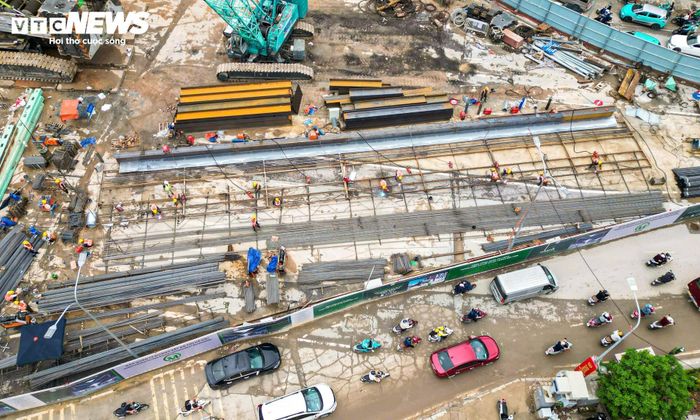 Để thực hiện hạng mục này, nhà thầu sử dụng máy đào tường vây thủy lực kết hợp hệ thống xử lý dung dịch bentonite nhằm giữ ổn định thành vách trong quá trình đào. Theo kế hoạch, các tấm tường vây sẽ được triển khai theo từng phân đoạn, trong đó khu vực phía đông của nhà ga được ưu tiên thực hiện trước để sớm ổn định mặt bằng.