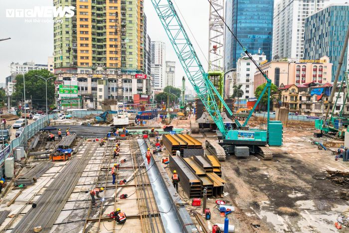Nhà ga dài khoảng 220 m, rộng khoảng 20 m và nằm ngay dưới khu vực giao cắt giữa đường Nguyễn Chí Thanh với Vành đai 1.