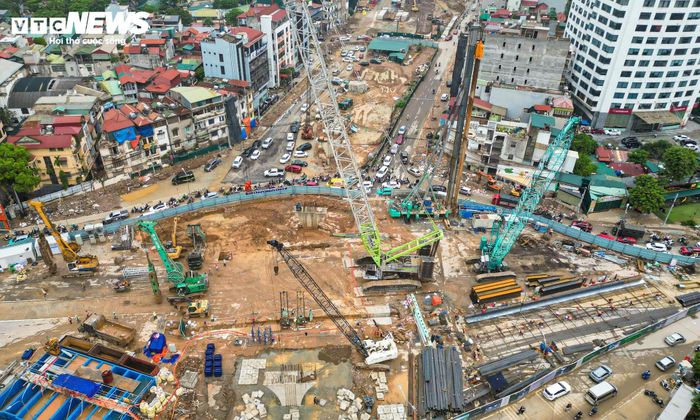 Tuyến đường sắt đô thị số 5 đoạn Văn Cao - Ngọc Khánh - Láng - Hòa Lạc được khởi công vào cuối tháng 12/2025 với tổng mức đầu tư hơn 72.000 tỷ đồng. Tuyến có chiều dài gần 40 km, bắt đầu từ khu vực giao đường Văn Cao - Hoàng Hoa Thám, đi ngầm qua các tuyến phố Văn Cao, Liễu Giai, Nguyễn Chí Thanh, Trần Duy Hưng trước khi chuyển sang đi trên mặt đất dọc đại lộ Thăng Long và kết thúc tại khu vực Hòa Lạc - Yên Xuân.