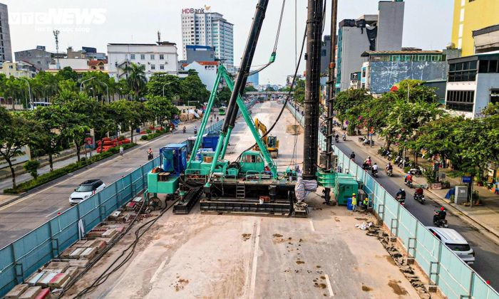 Trước ga S3, dự án cũng triển khai rào chắn gần 500 m trên đường Văn Cao để phục vụ thi công ga ngầm S1 (Quần Ngựa). Việc tổ chức mặt bằng này tạo điều kiện cho các hạng mục đầu tiên của tuyến metro số 5 được triển khai theo kế hoạch.
