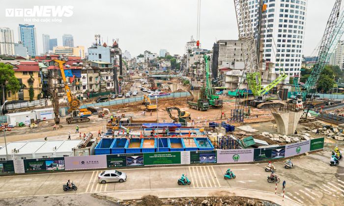 Tại công trường ga S3 nằm ở khu vực nút giao Nguyễn Chí Thanh - Vành đai 1, nhiều máy móc chuyên dụng và thiết bị cỡ lớn được huy động để triển khai đồng thời các hạng mục đầu tiên của phần ngầm. Khu vực thi công được quây kín, bố trí hệ thống kỹ thuật và phương tiện phục vụ quá trình xây dựng.