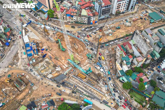 Để kiểm soát ảnh hưởng trong quá trình thi công giữa khu vực đô thị đông dân cư, dự án lắp đặt hệ thống quan trắc hoạt động liên tục 24/7. Các thông số về độ lún, độ nghiêng và chuyển vị của những công trình lân cận được theo dõi theo thời gian thực nhằm kịp thời phát hiện các diễn biến bất thường nếu có.