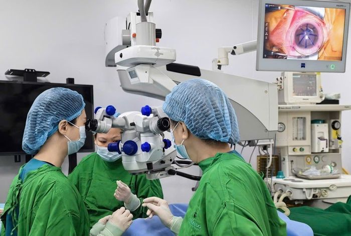 Chạy đua thời gian để ghép giác mạc cho hai người bệnh khó khăn (Ảnh: BVCC)