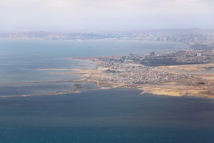 Hình ảnh biển Caspi chụp qua cửa sổ máy bay ở Baku, Azerbaijan. (Ảnh: Reuters)
