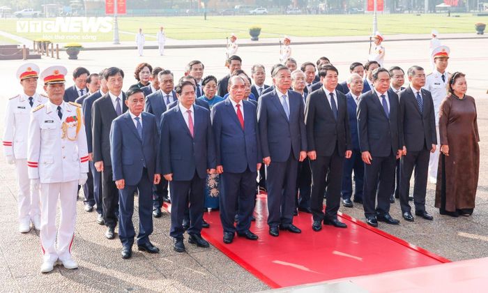 Các lãnh đạo, nguyên lãnh đạo Đảng, Nhà nước thành kính tưởng nhớ Chủ tịch Hồ Chí Minh.