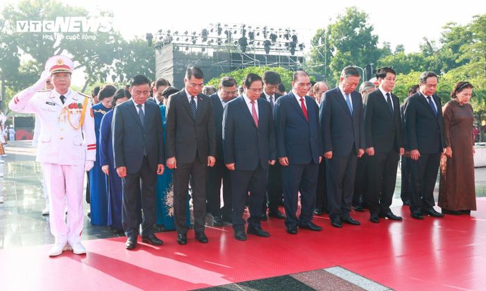 Tham dự có các đồng chí: Tổng Bí thư, Chủ tịch nước Tô Lâm; Thủ tướng Lê Minh Hưng; Chủ tịch Quốc hội Trần Thanh Mẫn; Thường trực Ban Bí thư Trần Cẩm Tú.Cùng dự có nguyên Tổng Bí thư Nông Đức Mạnh; nguyên Chủ tịch nước Lương Cường; nguyên Thủ tướng Phạm Minh Chính; nguyên Chủ tịch Quốc hội Nguyễn Thị Kim Ngân; cùng nhiều lãnh đạo, nguyên lãnh đạo Đảng, Nhà nước, lãnh đạo các ban, bộ, ngành, đoàn thể Trung ương.