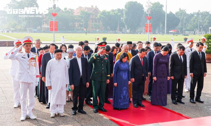 Đoàn Ủy ban Trung ương MTTQ Việt Nam đặt vòng hoa và vào Lăng viếng Chủ tịch Hồ Chí Minh.