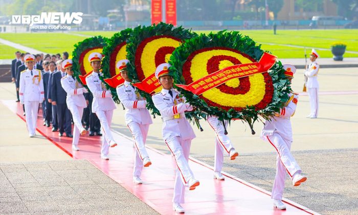 Tiếp đó, Đoàn đại biểu Ban Chấp hành Trung ương Đảng, Chủ tịch nước, Quốc hội, Chính phủ đặt vòng hoa, vào Lăng viếng Chủ tịch Hồ Chí Minh.