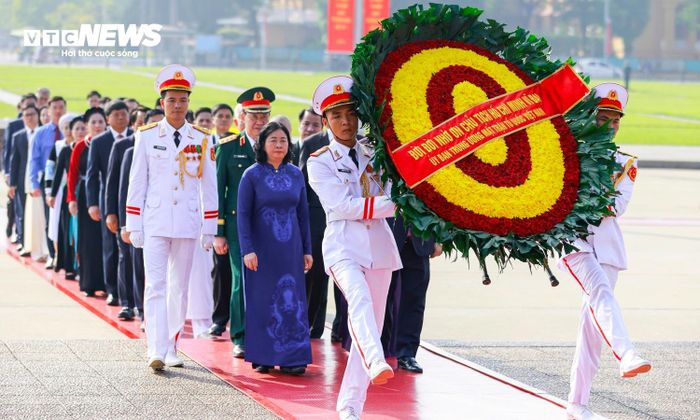 Sáng cùng ngày, các đoàn: Ủy ban Trung ương MTTQ Việt Nam; Quân ủy Trung ương - Bộ Quốc phòng; Đảng ủy Công an Trung ương - Bộ Công an; Bộ Nội vụ; Thành ủy, HĐND, UBND và Ủy ban MTTQ Việt Nam TP Hà Nội... vào Lăng viếng Chủ tịch Hồ Chí Minh và tưởng niệm tại Đài tưởng niệm các Anh hùng liệt sĩ.