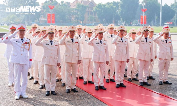 Đoàn đại biểu Đảng ủy Công an Trung ương - Bộ Công an đặt vòng hoa và vào Lăng viếng Chủ tịch Hồ Chí Minh.