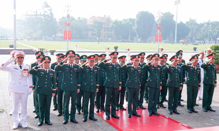 Đoàn đại biểu Quân ủy Trung ương - Bộ Quốc phòng đặt vòng hoa và vào Lăng viếng Chủ tịch Hồ Chí Minh.