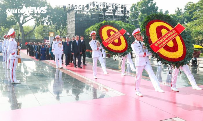 Nhân kỷ niệm 79 năm Ngày Thương binh - Liệt sĩ (27/7/1947-27/7/2026), sáng 26/7, Đoàn đại biểu Ban Chấp hành Trung ương Đảng, Chủ tịch nước, Quốc hội, Chính phủ dâng hương, tưởng niệm các Anh hùng liệt sĩ tại Đài Tưởng niệm các Anh hùng liệt sĩ trên đường Bắc Sơn (Hà Nội) và đặt vòng hoa, vào Lăng viếng Chủ tịch Hồ Chí Minh.