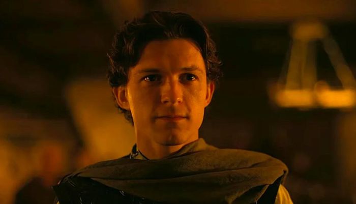 Tom Holland thủ vai Telemachus - con trai của Odysseus.