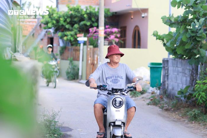 Hiện làng Lò có 72 cơ sở lưu trú với 459 phòng hoạt động. Giá phòng được niêm yết công khai, dao động khoảng 550.000 đồng/đêm đối với phòng đơn, 800.000 đồng/đêm đối với phòng đôi và từ 1,5-3,5 triệu đồng/đêm khi thuê nguyên căn, tùy quy mô và thời điểm.