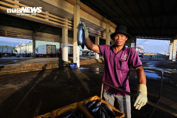 Sau mỗi chuyến biển, cá được trộn muối hột rồi đưa vào hấp, sấy ngay tại các lò trước khi vận chuyển đi tiêu thụ khắp nơi. Hàng chục chiếc lò hoạt động ngày đêm trở thành dấu ấn đặc trưng, để rồi cái tên “làng Lò” tồn tại cho đến hôm nay.