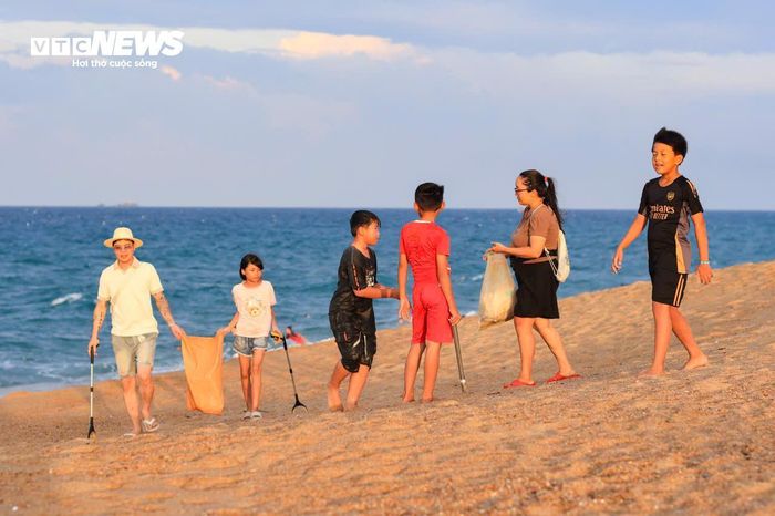 Tiếng sóng biển, mùi mặn mòi của gió và nhịp sống chậm rãi khiến nhiều du khách tìm đến để nghỉ ngơi, tránh xa sự ồn ào của phố thị.