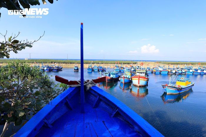 Đến nay, nhiều homestay, quán cà phê ven biển và các dịch vụ trải nghiệm được hình thành, góp phần tạo thêm nguồn thu nhập cho người dân nhưng vẫn giữ được nét đặc trưng của làng biển.