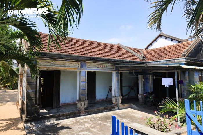 Những viên ngói phủ rêu, lớp tường bạc màu vì nắng gió, các vết nứt theo thời gian được lưu giữ trong ký ức của nhiều thế hệ cư dân làng chài.