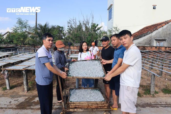 Từ một vùng quê chỉ sống nhờ nghề đánh bắt hải sản, ngư dân làng Lò đang từng bước thích nghi với ngành kinh tế mới - du lịch cộng đồng. Nhiều ngôi nhà được cải tạo thành homestay, trong khi các hoạt động văn hóa truyền thống cũng trở thành sản phẩm phục vụ du khách (Ảnh: du khách trải nghiệm nghề hấp cá)