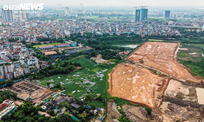 Những ngày cuối tháng 7/2026, trên khu đất rộng hơn 11 ha tại phường Xuân Đỉnh (Hà Nội), nhiều máy móc, thiết bị cùng công nhân được huy động để thi công các hạng mục của Depot Xuân Đỉnh. Đây là hạng mục quan trọng thuộc dự án tuyến đường sắt đô thị số 2 Nam Thăng Long - Trần Hưng Đạo, một trong những dự án hạ tầng giao thông có quy mô đầu tư lớn của Thủ đô.