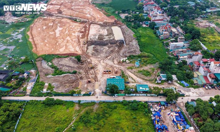 Trong quá trình triển khai Depot Xuân Đỉnh, công tác thi công từng gặp nhiều thách thức do hiện trạng khu vực chủ yếu là đất nông nghiệp xen kẽ nhiều ao hồ. Việc xử lý nền đất và chuẩn bị mặt bằng được thực hiện trước khi các hạng mục chính được triển khai.
